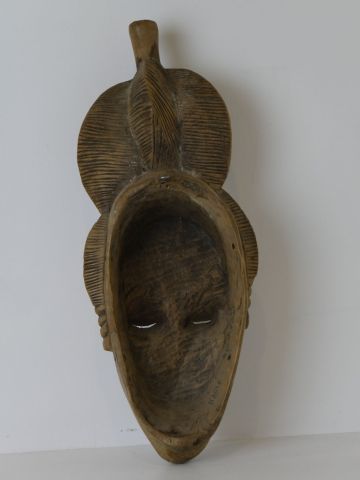 null Masque en bois sculpté - Afrique de l'Ouest - Haut.: 42 cm - Larg. : 17 cm.