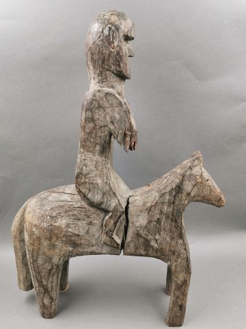 null AFRIQUE XX ème - Homme à cheval - Sculpture en bois et enduit minéral blanc...
