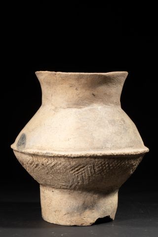 null Vase à piédouche ,bas de l’épaule à l’instar d’une vannerie.Terre cuite grise....