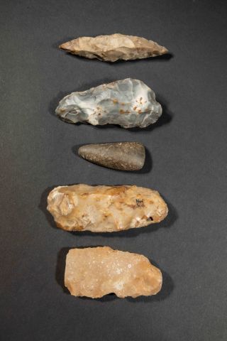 null Cinq objets préhistoriques principalement en silex.Dont gouge en roche endogène.Néolithique.L...