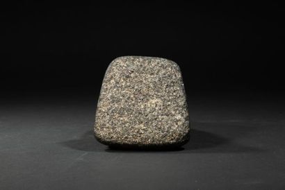 null Orant agenouillé en granodiorite.H :14,5cm. Style de la Basse Epoque.