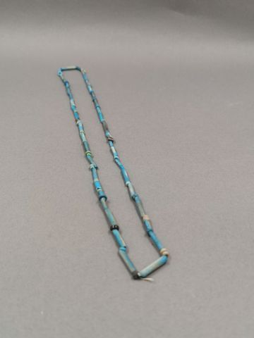 null Collier fait de perles de fritte tubulaires bleues intenses dit collier de momie.L...