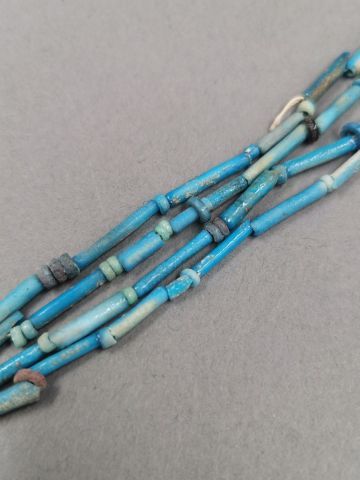 null Collier fait de perles de fritte tubulaires bleues intenses dit collier de momie.L...
