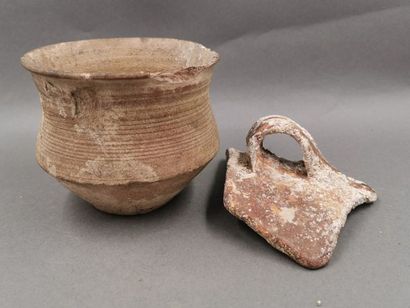 null Coupe en terre cuite et fragment de vase - Style Grèce antique - H : 9cm - Diam...