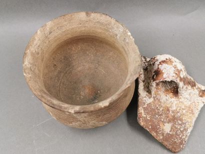 null Coupe en terre cuite et fragment de vase - Style Grèce antique - H : 9cm - Diam...