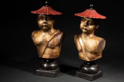 null Deux sculptures représentant des bustes de Putti en pendant, en bois doré, et...