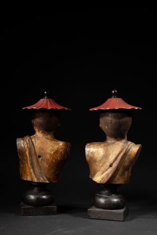 null Deux sculptures représentant des bustes de Putti en pendant, en bois doré, et...