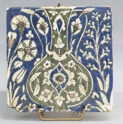 null Carreau à motif floral en céramique polychrome.Circa XVII-XIXès.Empire ottoman.L...