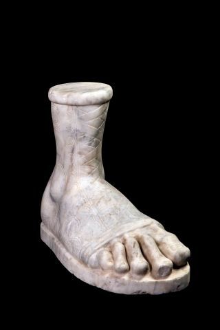 null Deux pieds de statues chaussées de sandales. Marbre..Style antique. Env L :67cm.H...
