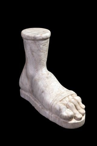 null Deux pieds de statues chaussées de sandales. Marbre..Style antique. Env L :67cm.H...