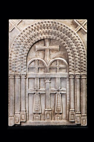 null Relief en marbre orné de croix,colonnes et arcades symbolisant une basilique...