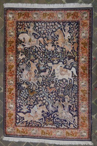 null TAPIS - Original et fin tapis indien en soie à décor rappelant les Ghoum - Velours...