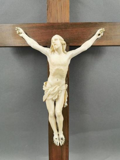 null Christ en ivoire sculpté en ronde bosse sur sa croix en bois - XIXème H 43cm...