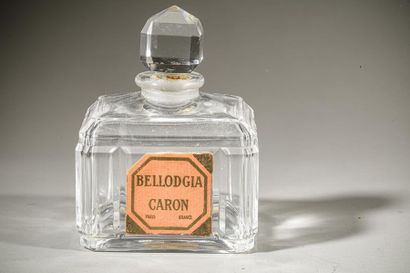 null CARON « Bellodgia »
Flacon de forme encrier à découpe, bouchon émerisé, étiquette...