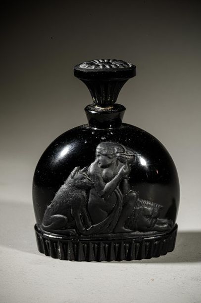 null MOIRET "Circé" 1920
Flacon en verre de couleur noire, épaulements arrondis,...