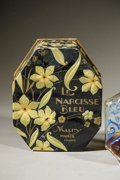null MURY « Le Narcisse Bleu »
Flacon en verre à découpe, gravé et décoré de feuillages...