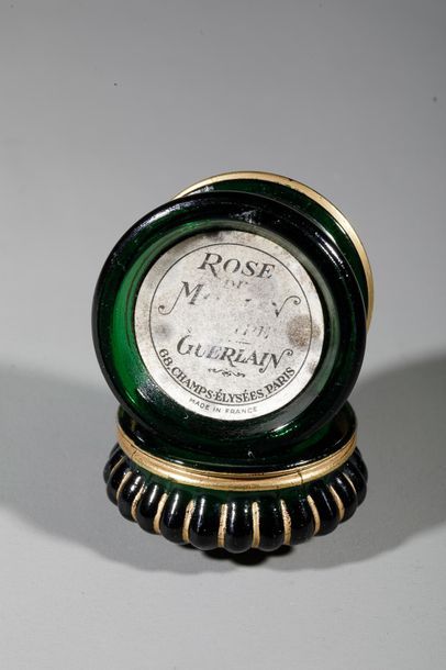 null GUERLAIN « Rose du Moulin »
Pot de fard à joue, en verre pressé moulé, teinté...