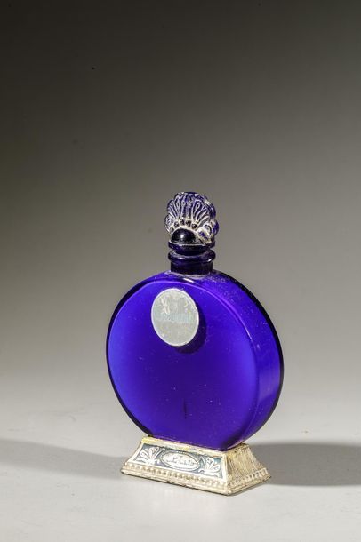 null LUCRETIA VANDERBILT « Gardénia »
Flacon en verre opaque bleu, panse à découpe...