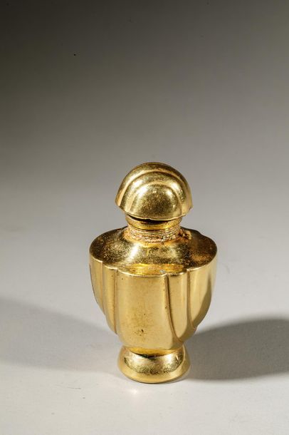 null CARMEL MYERE « Gemin »
Flacon de forme urne entièrement doré et stylisé. Bouchon...