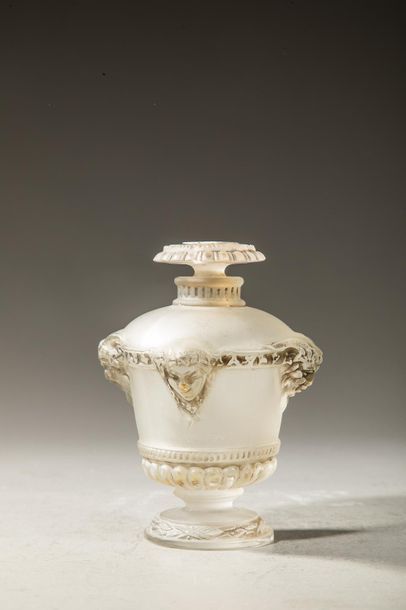 null GUERLAIN « Bouquet de Faune »
Flacon en verre satiné en forme de vase Médicis,...