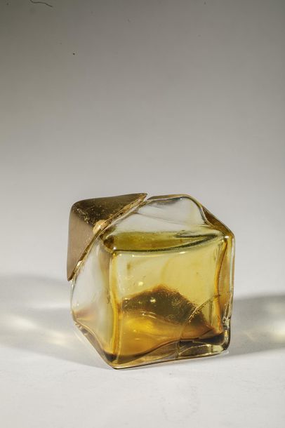 null MAROCCO
Flacon en verre teinté de forme cube, bouchon à vis doré, contre bouchon...