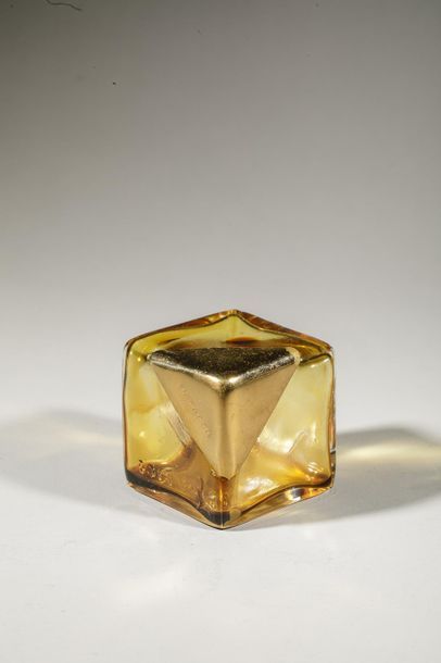 null MAROCCO
Flacon en verre teinté de forme cube, bouchon à vis doré, contre bouchon...