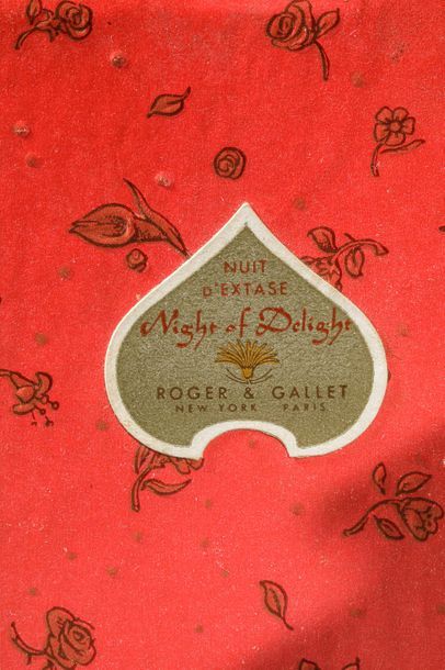 null ROGER GALLET « Night Of Delight »
Flacon en verre de forme carrée, bandeau décoré...