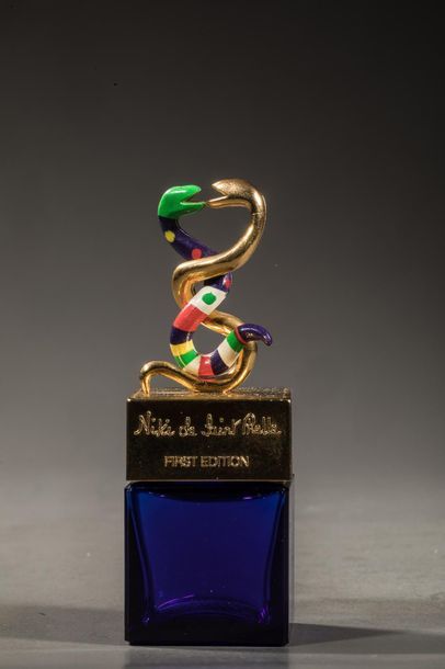 null NIKI DE SAINT PHALLE « First Edition »
Flacon en verre bleu, surmonté de deux...