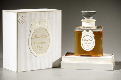 null CHRISTIAN DIOR « Miss Dior »
Flacon en verre, étiquette titrée. Parfum d’Origine,...