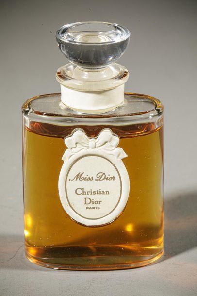 null CHRISTIAN DIOR « Miss Dior »
Flacon en verre, étiquette titrée. Parfum d’Origine,...