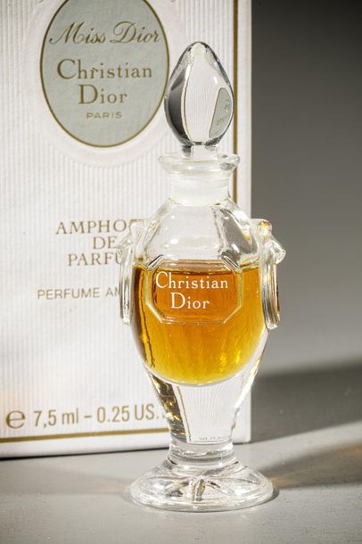 null CHRISTIAN DIOR « Miss Dior »
Flacon en verre modèle amphore, titré « Christian...