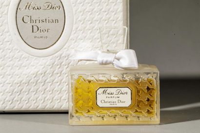 null CHRISTIAN DIOR « Miss Dior »
Flacon en verre de forme rectangulaire, avec son...