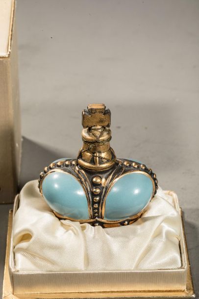 null PRINCE MATCHABELLI « Be Loved Perfume »
Flacon en verre de forme couronne, laqué...