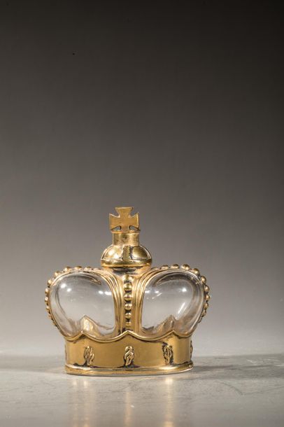 null PRINCE MATCHABELLI
Flacon en verre de forme couronne, doré et perlé. Bouchon...