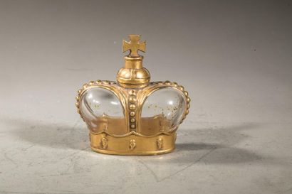 null PRINCE MATCHABELLI
Flacon en verre pressé moulé, de forme couronne, doré perlé....