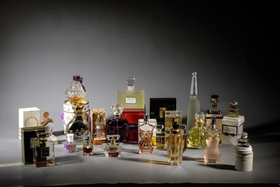 null Lot de 21 flacons Parfumeurs Couturiers Factices ou vides, pour différentes...