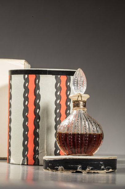 null LINCOURT
Flacon en verre décoré, Parfum d’Origine. Coffret tiré « Lincourt Parfum...