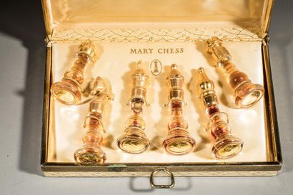 null MARY CHESS
Coffret titré « Mary Chess » comprenant 6 flacons représentant les...