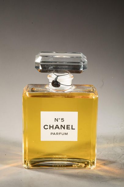 null CHANEL
 N°5
Flacon factice de décoration en verre, titré "n°5 Chanel" H. 18...