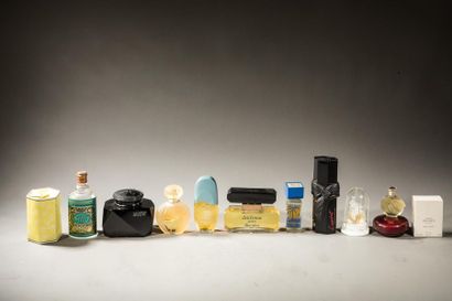 null Lot de treize pièces dont flacon parfum d'origine : Nina Ricci, Reveillon Detchema,...