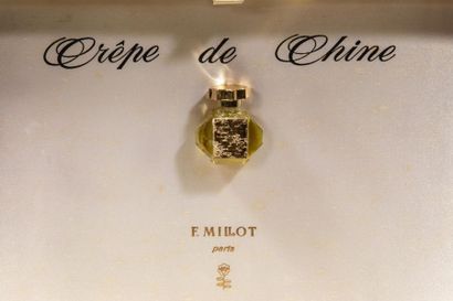 null F.MILLOT crêpe de Chine
Elégant coffret présentoir contenant 25 flacons homothétiques...