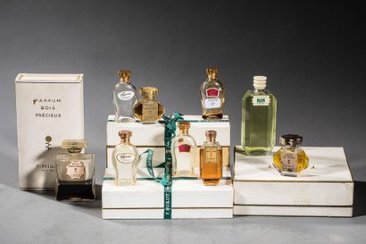 null F.MILLOT : Lot de quatre pièces - Parfum bois précieux flacon en verre etiquette...