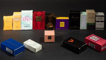 null Importants lot d'environ 200 miniatures homothétiques avec parfum d'origine...