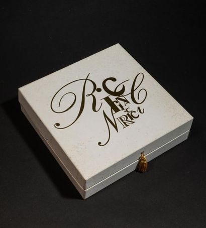null Lot : Nina Ricci coffret contenant cinq miniatures L'Air du Temps, bouchon colombes,...