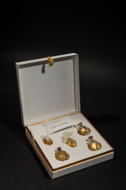 null Lot : Nina Ricci coffret contenant cinq miniatures L'Air du Temps, bouchon colombes,...