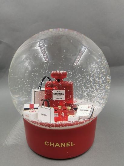 null CHANEL - Importante boule de neige motorisée figurant le Flacon N°5 en rouge,...