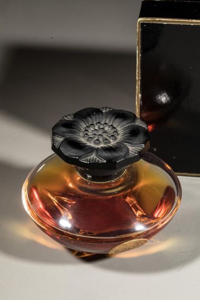 null CARON « Narcisse Noir »
Flacon de forme cylindrique titré « Narcisse Noir Caron...