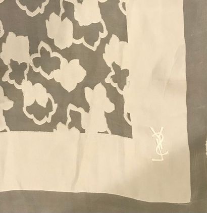 null Châle en soie de la marque Yves Saint Laurent, 134 cm x 126 cm, 134 x 127 c...