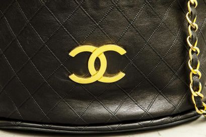 null CHANEL - Sac besace en cuir noir - Fermeture à lacets coulissants - Logo en...