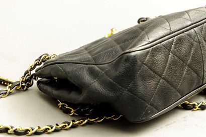 null CHANEL - Sac bandoulière en cuir agneau noir matelassé - Fermeture de la poche...